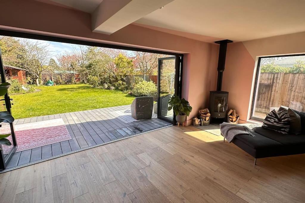 Formby, Spacious True Bungalow Steps From Beach エクステリア 写真