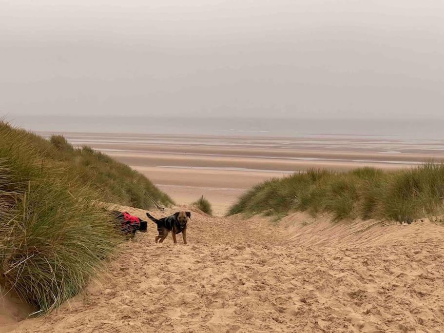 Formby, Spacious True Bungalow Steps From Beach エクステリア 写真