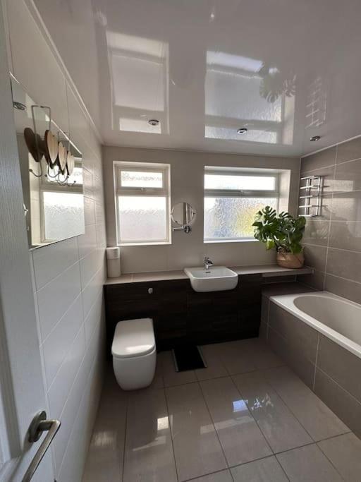 Formby, Spacious True Bungalow Steps From Beach エクステリア 写真