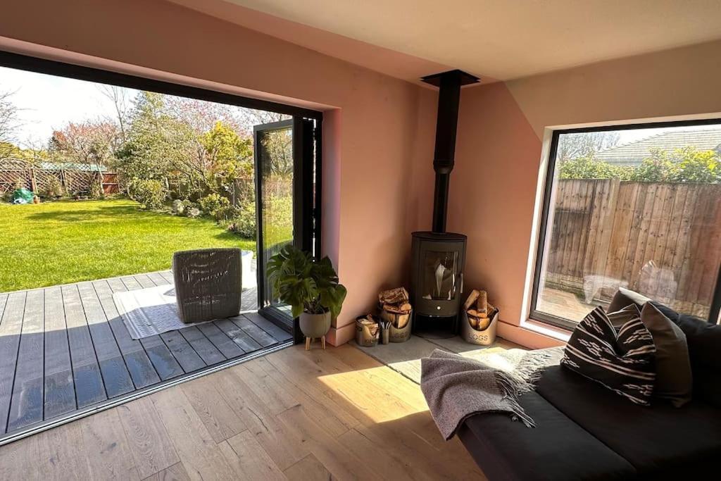 Formby, Spacious True Bungalow Steps From Beach エクステリア 写真